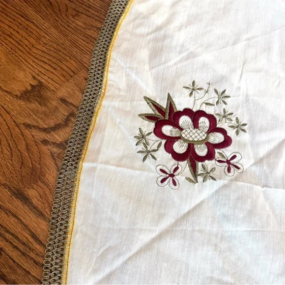 Vintage floral embroidered cream round tablecloth gold accent fringed 71.5” - Picture 8 of 9
